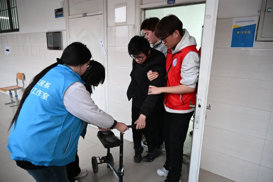 动职业技术学院志愿者为残疾考生捐赠助学金不朽情缘app考场外的神秘信封：山东劳(图2)