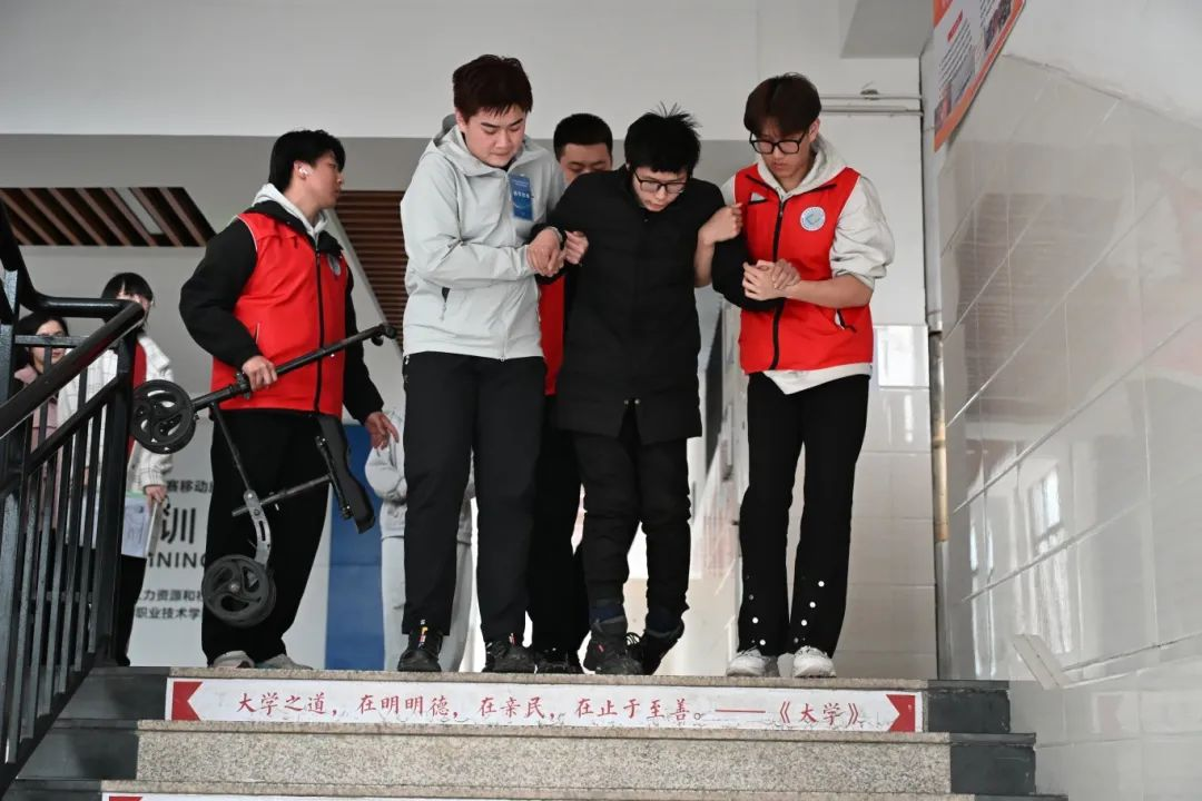 动职业技术学院志愿者为残疾考生捐赠助学金不朽情缘app考场外的神秘信封：山东劳(图3)