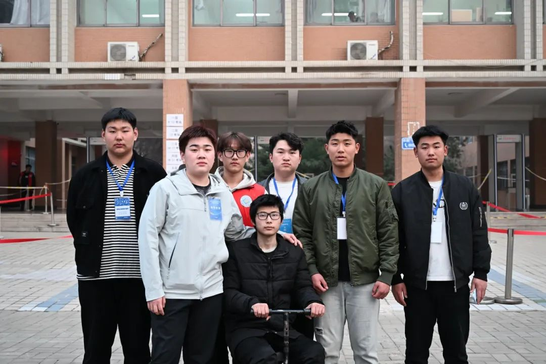 动职业技术学院志愿者为残疾考生捐赠助学金不朽情缘app考场外的神秘信封：山东劳(图4)